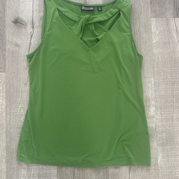 Vibrant Green Sleeveless Blouse - Picture 2 of 2